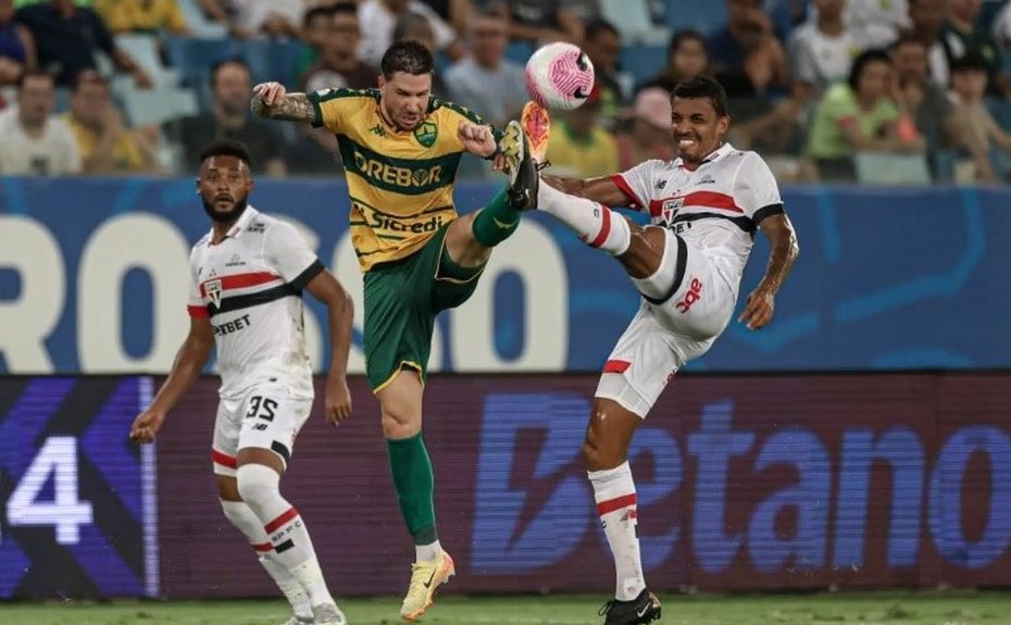 São Paulo não supera preguiça, toma gol de bicicleta e cai para o Cuiabá na Arena Pantanal