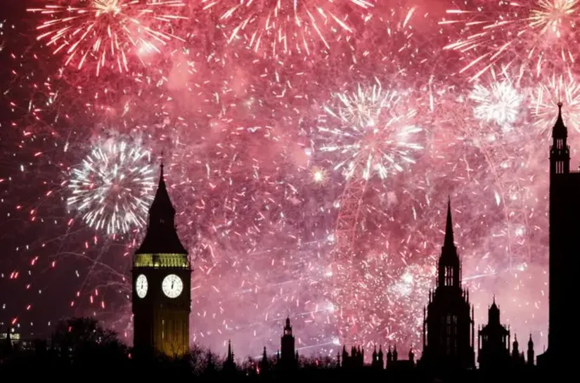 Finalmente chegou 2026 em todos os lugares - fogos de artifício, drones e mergulhos no mar dão as boas-vindas ao novo ano