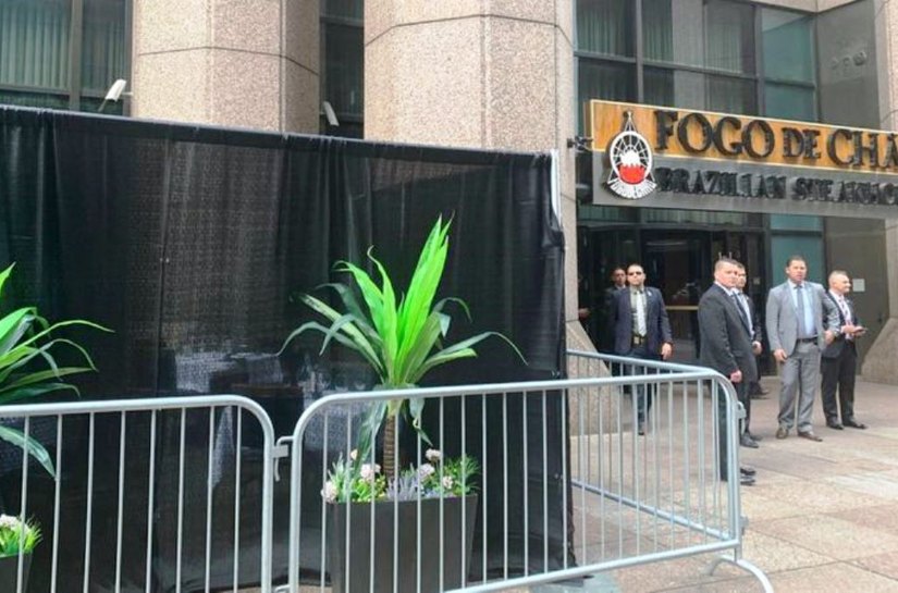 Para driblar exigência de vacina, churrascaria improvisa 'puxadinho' para Bolsonaro na calçada em NY