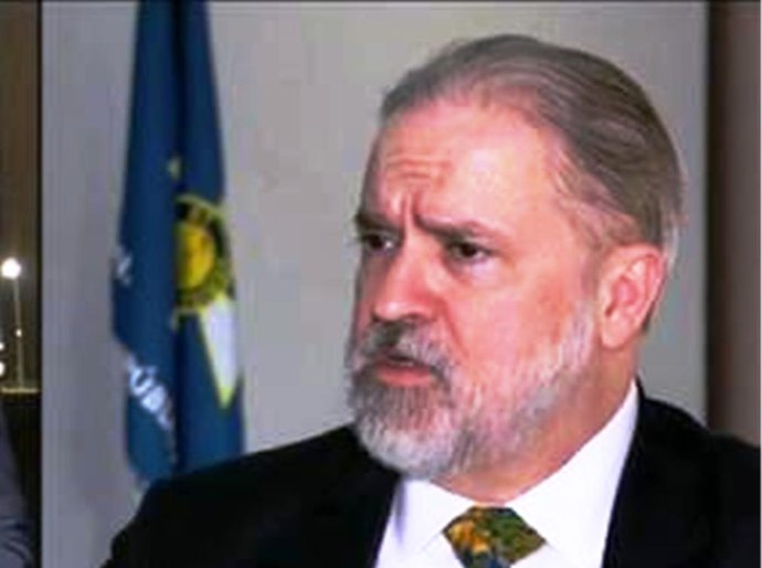 Moraes arquiva pedido de senadores para investigar Aras por suposta prevaricação