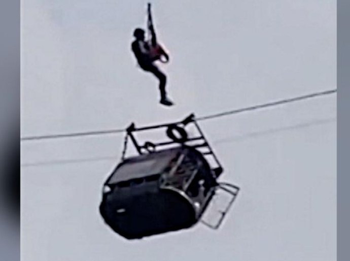 Como funciona teleférico improvisado em que pessoas ficaram presas no Paquistão