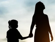 Mães solo enfrentam barreiras na garantia de direitos aos filhos