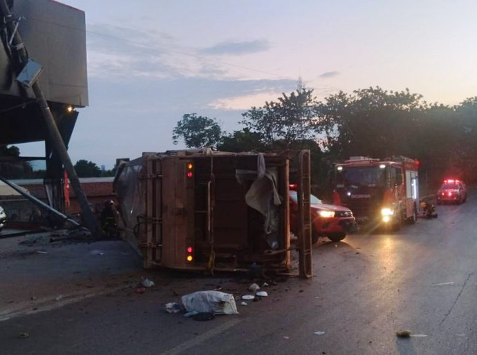 Corpo de Bombeiros realiza desencarceramento de vítima presa às ferragens após acidente