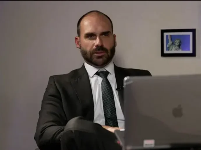 Eduardo Bolsonaro à BBC: 'Estou disposto a ir às últimas consequências'