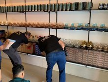 Polícia Civil e Procon apreendem 260 caixas de produtos falsificados em tabacaria em Cuiabá