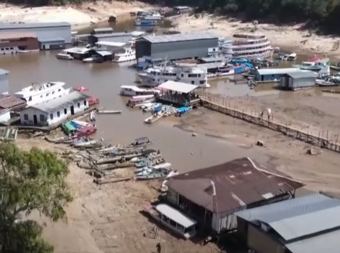 Nível do Rio Negro chega a 13,49 metros, o menor da história