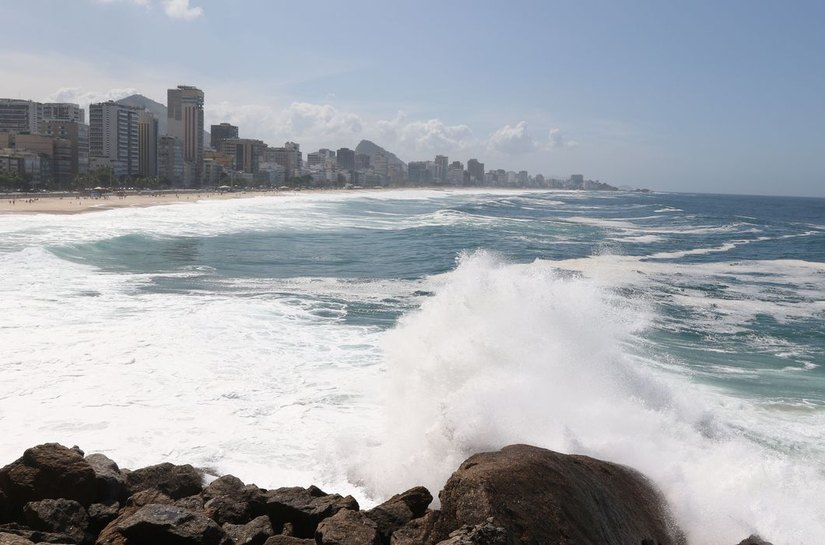 Ressaca pode provocar ondas de até 4 m na cidade do Rio de Janeiro