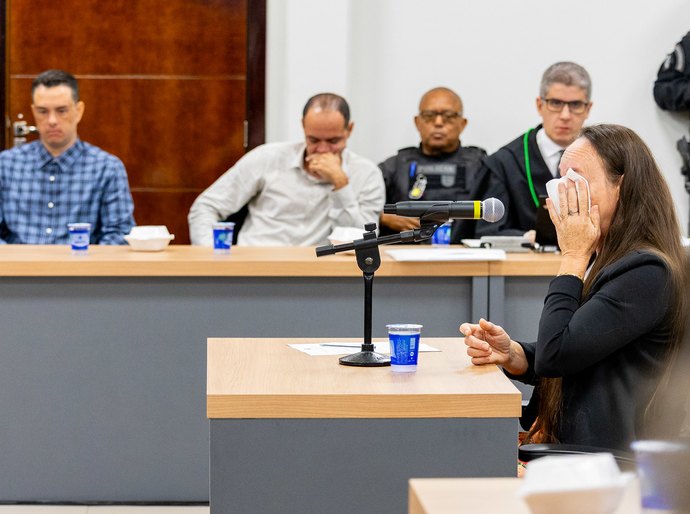 “Eu chamei pelo nome dela… e entendi que minha filha estava morta”, diz mãe de Raquel em lágrimas durante depoimento que parou o júri