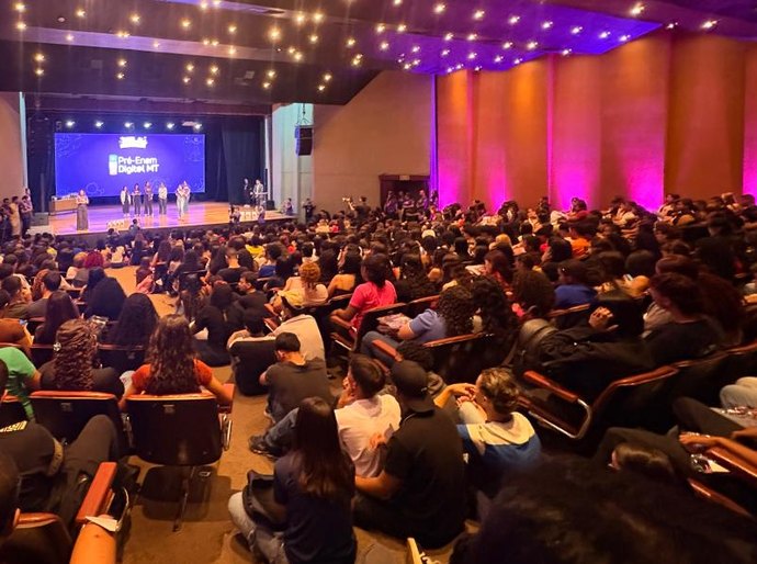 Seduc inicia as aulas e entrega de materiais do curso preparatório Pré-Enem Digit@l 2026