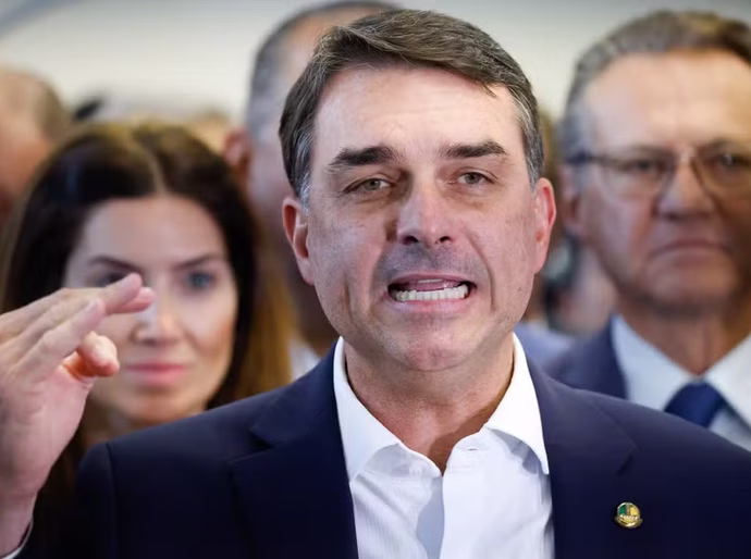 Após crise com Vorcaro, Flávio Bolsonaro troca coordenador de campanha