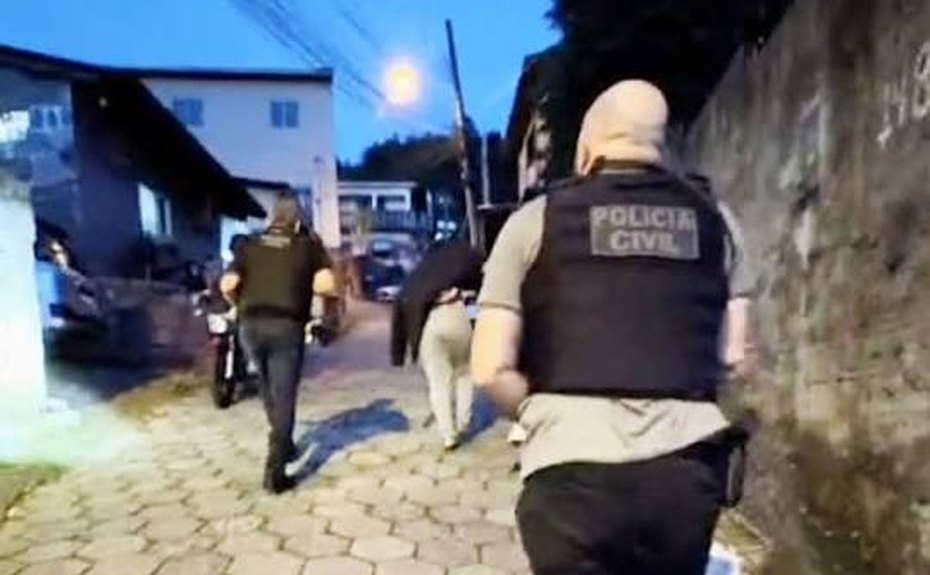 Polícia Civil cumpre mandados contra investigados por pedofilia e indução à automutilação na internet