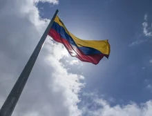 Incêndio de grandes proporções atinge refinaria de petróleo na Venezuela