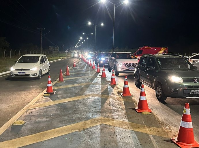 Operação Lei Seca na MT-251 resulta em prisão de quatro motoristas e remoção de 27 veículos