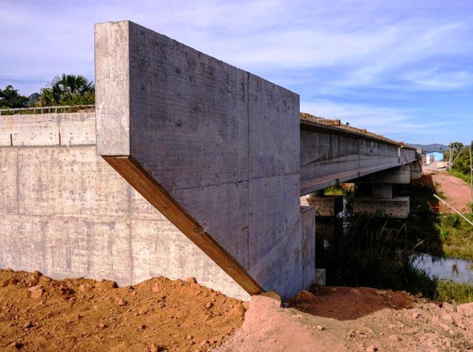 Mauro Mendes assina contrato para construção de 5 mil pontes em todo Estado