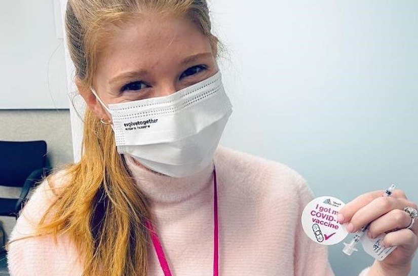 Filha de Bill Gates toma vacina contra Covid-19 e ironiza teorias da conspiração