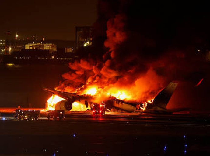 Avião com 379 pessoas a bordo pega fogo após colisão no Japão; cinco morrem em aeronave menor