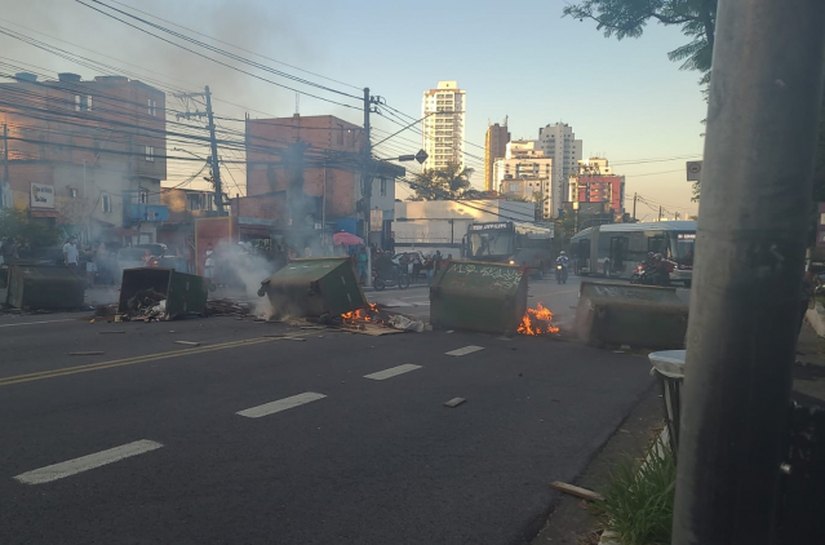 Moradores interditam via da Zona Sul de SP após mais de 4 dias sem energia; trecho da Raposo Tavares em Cotia também foi bloqueado