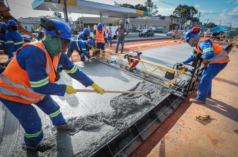 Governo começa o nivelamento das pistas na Avenida da FEB, em VG