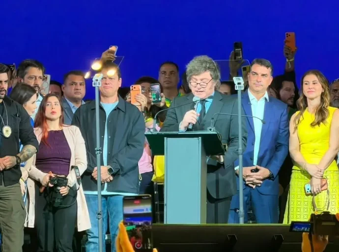 Milei chama Lula de 'presidiário' e pede Flávio contra 'tragédia econômica'