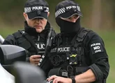 Polícia britânica prende cinco suspeitos de planejarem ato terrorista próximo a uma base aérea utilizada pelo exército dos EUA