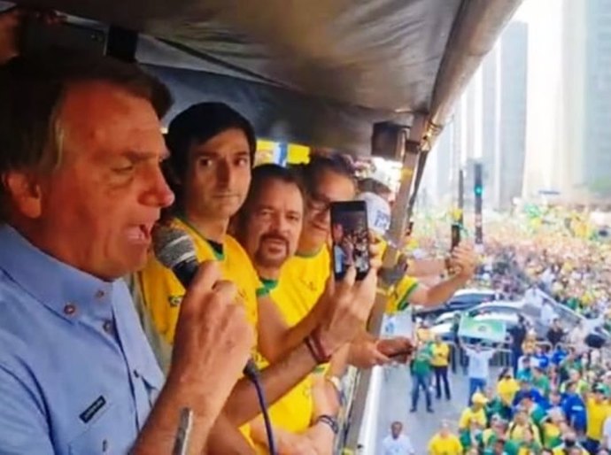 “Aviso aos canalhas: não serei preso”, diz Bolsonaro a apoiadores