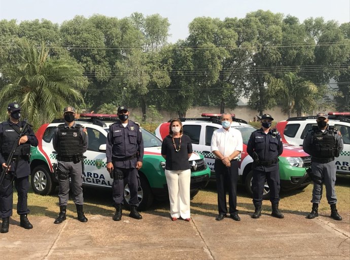 Veja Fotos: Prefeita de Várzea Grande entrega armamentos e 4 novas viaturas para a Guarda Municipal