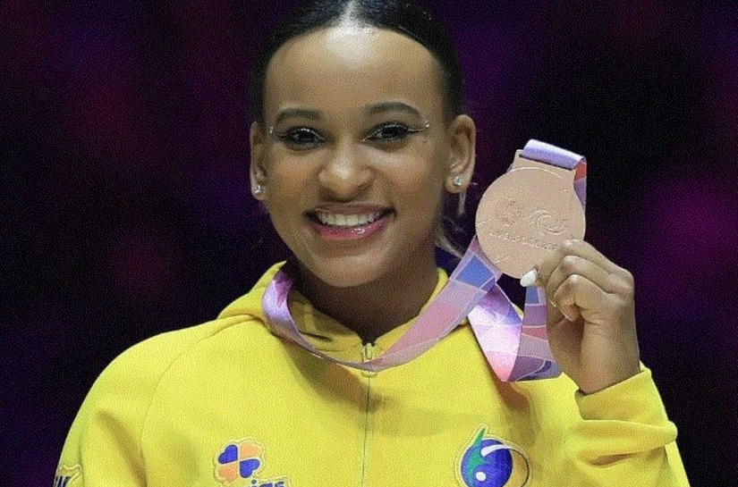 Rebeca é bronze no solo na despedida de Baile de Favela no Mundial