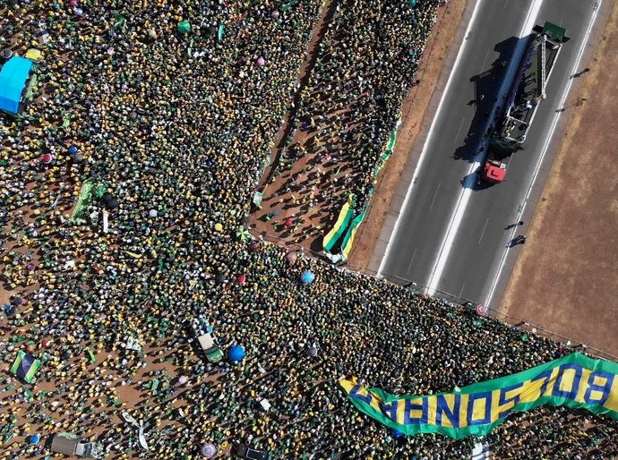 Bolsonaro faz discurso messiânico diante de Esplanada lotada e ameaça enquadrar o Supremo