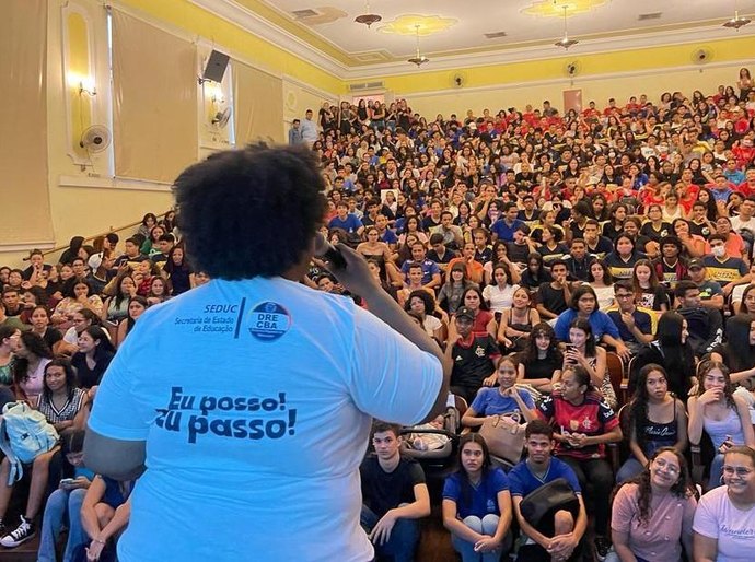 Estudantes com notas acima de 960 na redação do Enem podem concorrer a prêmio de R$ 5 mil