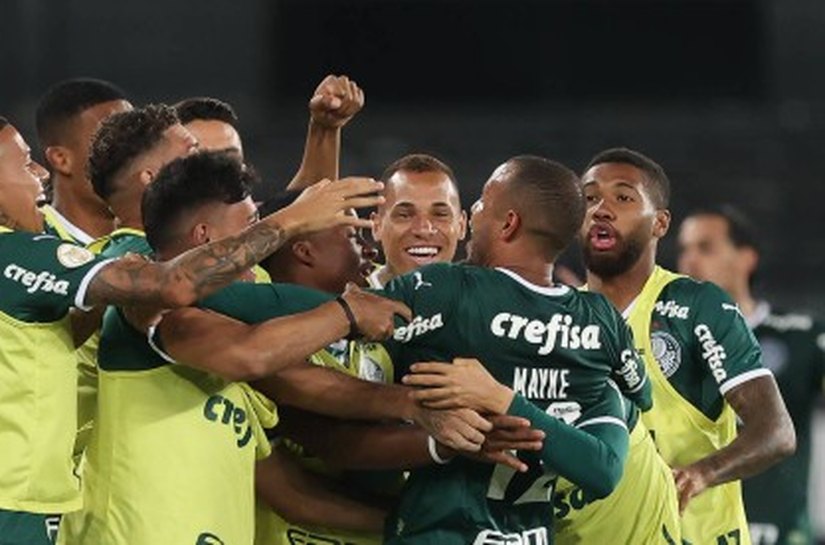 Palmeiras arranca virada heroica no segundo tempo e reduz vantagem do Botafogo para três pontos no Brasileiro