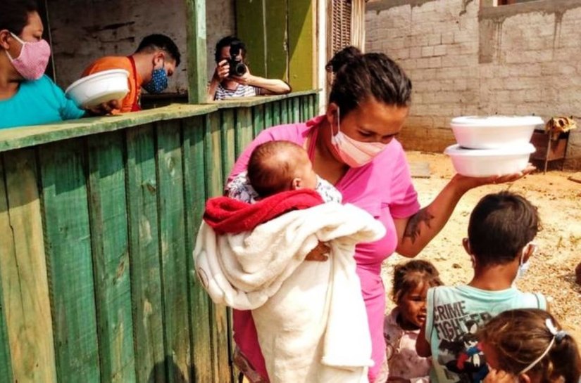 Consumo de pé de galinha em alta e outros 5 dados que revelam retrato da fome no Brasil