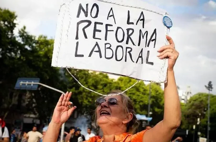 Enquanto Brasil discute fim da escala 6x1, Argentina vai na contramão do mundo com reforma que retira direitos e permite jornada de até 12 horas por dia