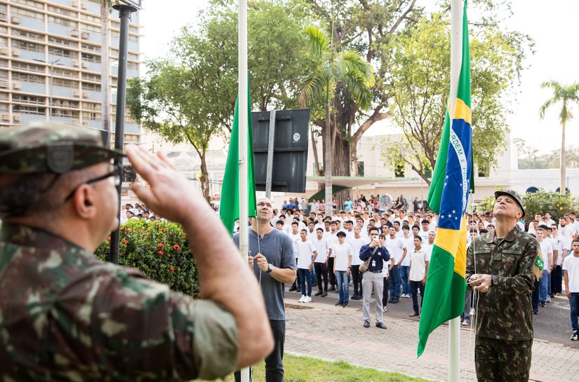 Veja Fotos: Brunini  participa de dispensa de 800 jovens do serviço militar na Praça Alencastro