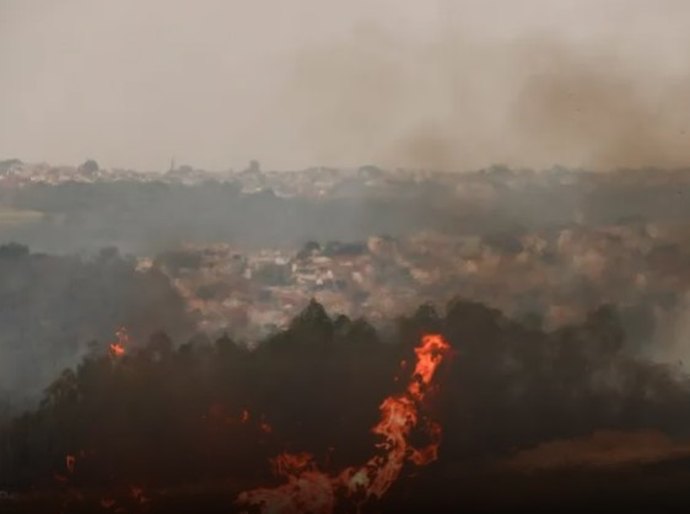 Nuvem de fumaça encobre cidades do interior de SP pelo segundo dia