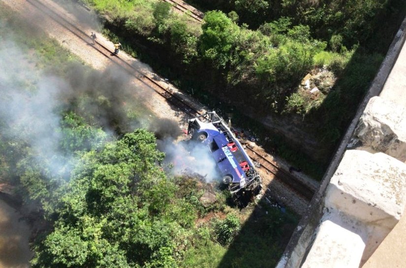 Ônibus cai de viaduto na BR-381 em João Monlevade; segundo bombeiros, há 14 mortos