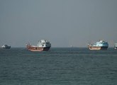EUA e Irã intensificam conflito e atingem Bahrein e Kuwait em disputa por Ormuz