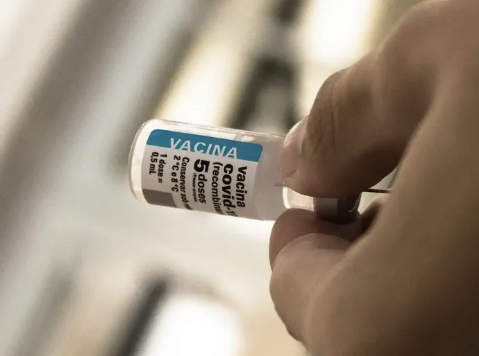 Após cinco anos de vacinação, covid recua, mas ainda preocupa