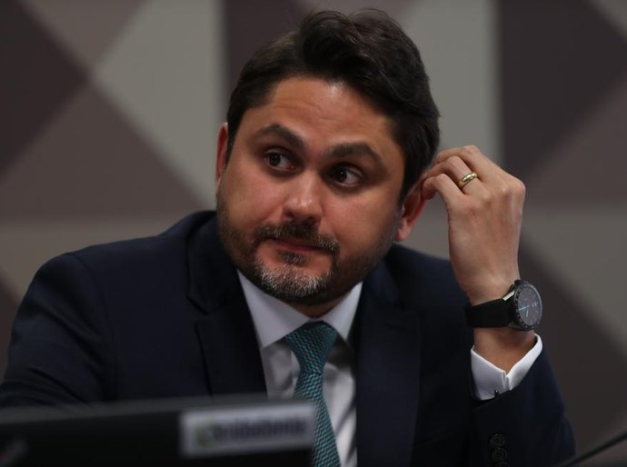 Barroso decreta bloqueio de R$ 835 mil do ministro Juscelino Filho