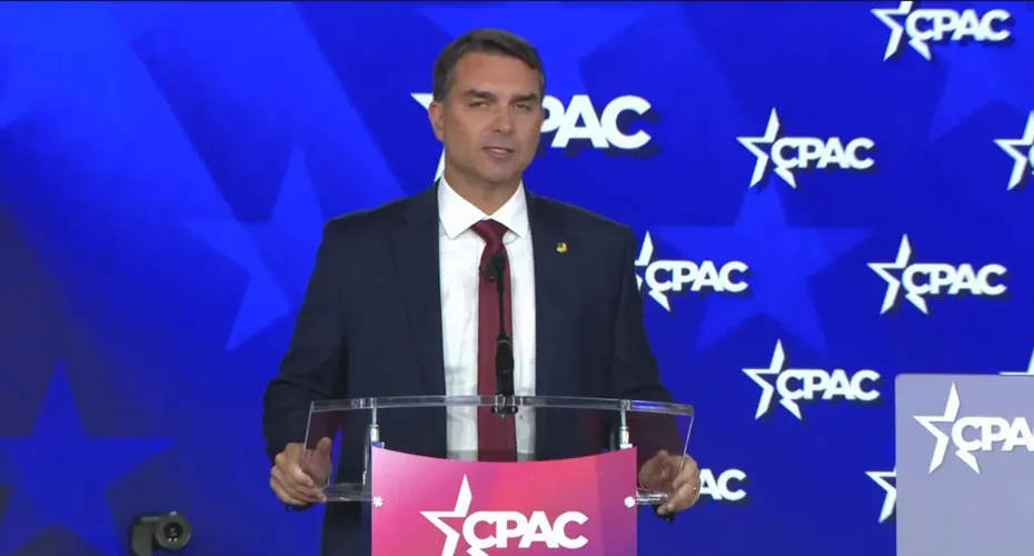 Na CPAC, Flávio afirma que não quer interferência estrangeira nas eleições