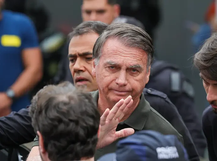 Moraes nega pedido da defesa e mantém prisão domiciliar de Bolsonaro