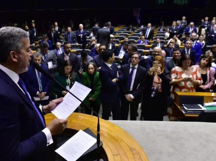 Deputados discursam antes de votar reforma tributária