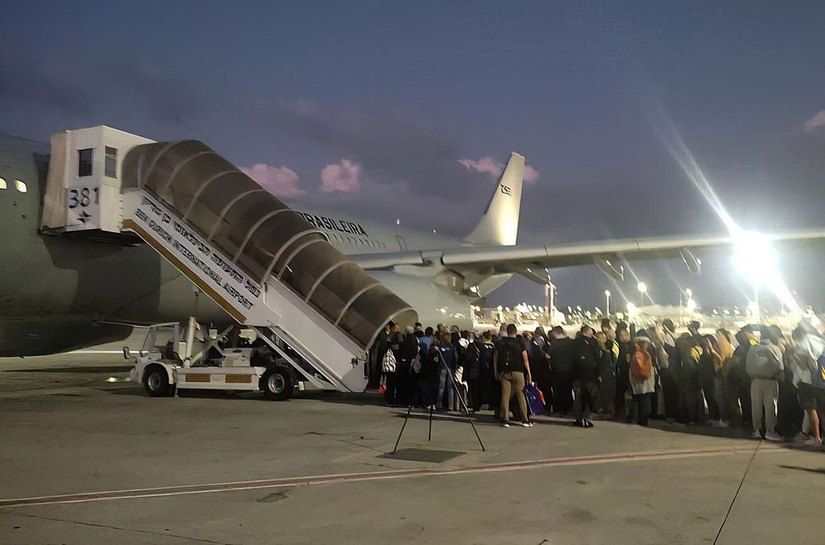 Mais um avião com brasileiros repatriados de Israel chega ao Brasil