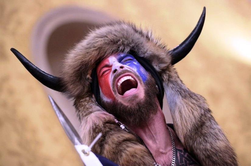 Mais de 90 são presos nos EUA por invasão ao Capitólio; FBI pede ajuda para identificar extremistas