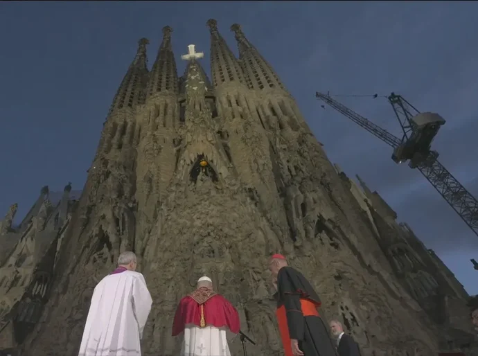 Papa Leão XIV abençoa e inaugura torre da Sagrada Família