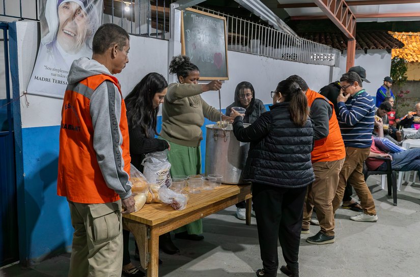 Prefeitura de Cuiabá faz distribuição de sopa e cobertores para pessoas em situação de rua