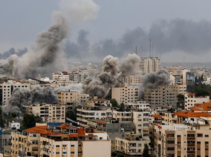 Israel alerta sobre nova fase na guerra à medida que civis fogem de Gaza e tropas se reúnem perto da fronteira