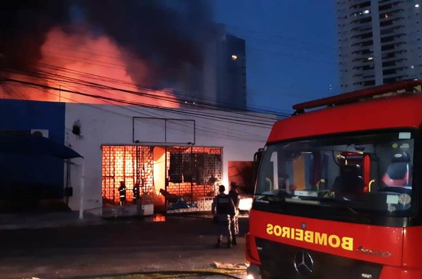 Veja Fotos e Vídeo: Incêndio na madrugada destrói as lojas Dia de Festa e Speed Pneus, em Cuiabá