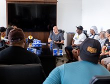 Abílio busca solução para garantir renda e legalidade a comerciantes de peixes do Praeirinho