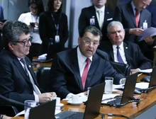 Comissão do Senado aprova aumento da taxação de fintechs e bets