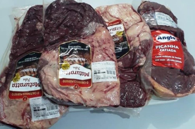 Em flagrante, homem é pego com peças de picanha e fraldinha furtadas de hipermercado